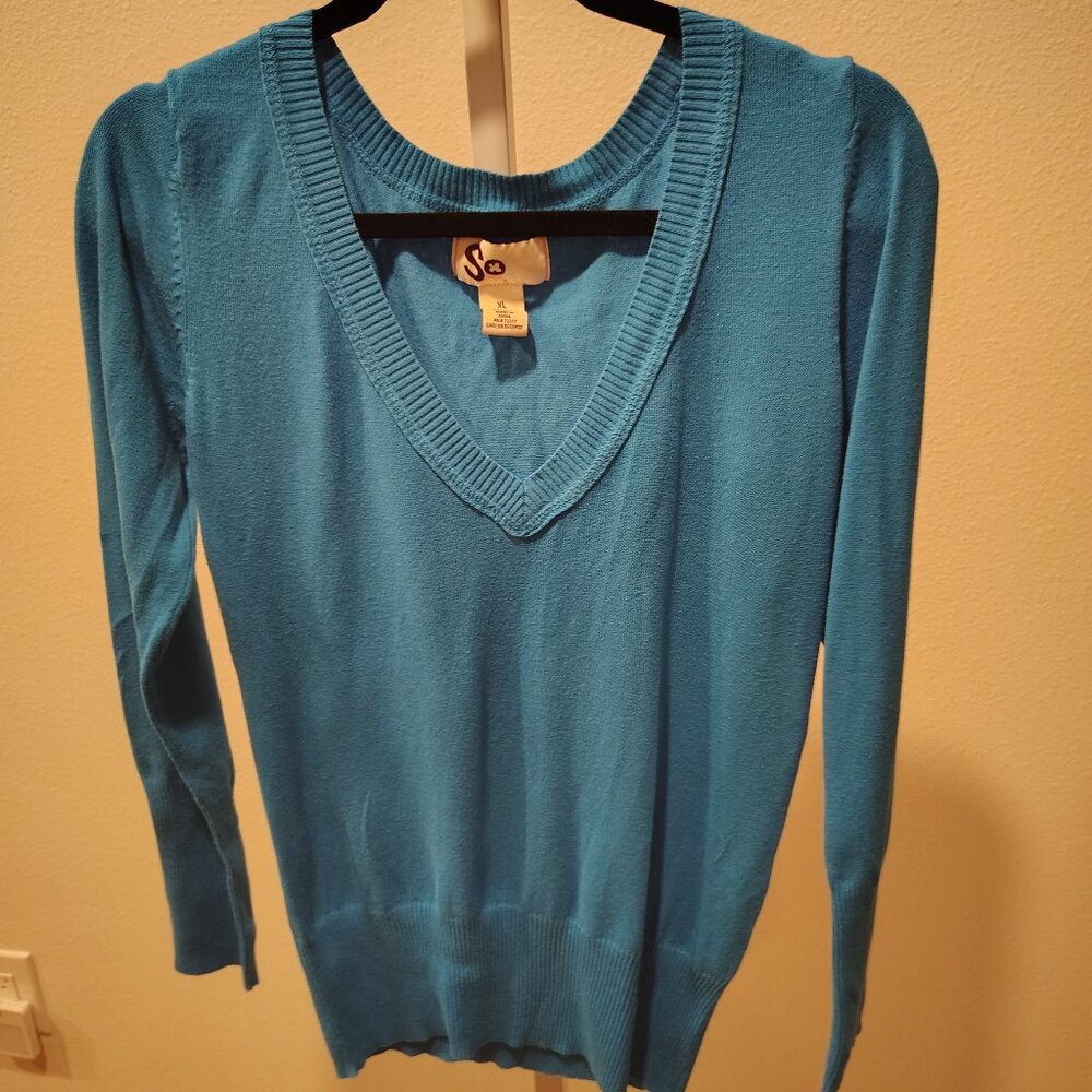 SO Junior's Deep V-Neck Light Weight Sweater Size XL Long Sleeve Blue